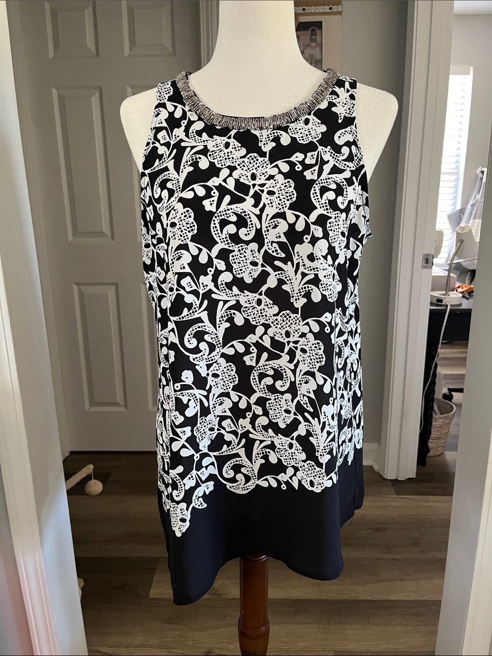 Alfani Black & White Floral Sleeveless Shell Top